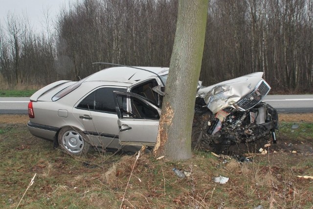 Kobieta z niewyjaśnionych przyczyn uderzyła w drzewo. Na szczęście nie została poważnie ranna. Samochód jest zniszczony