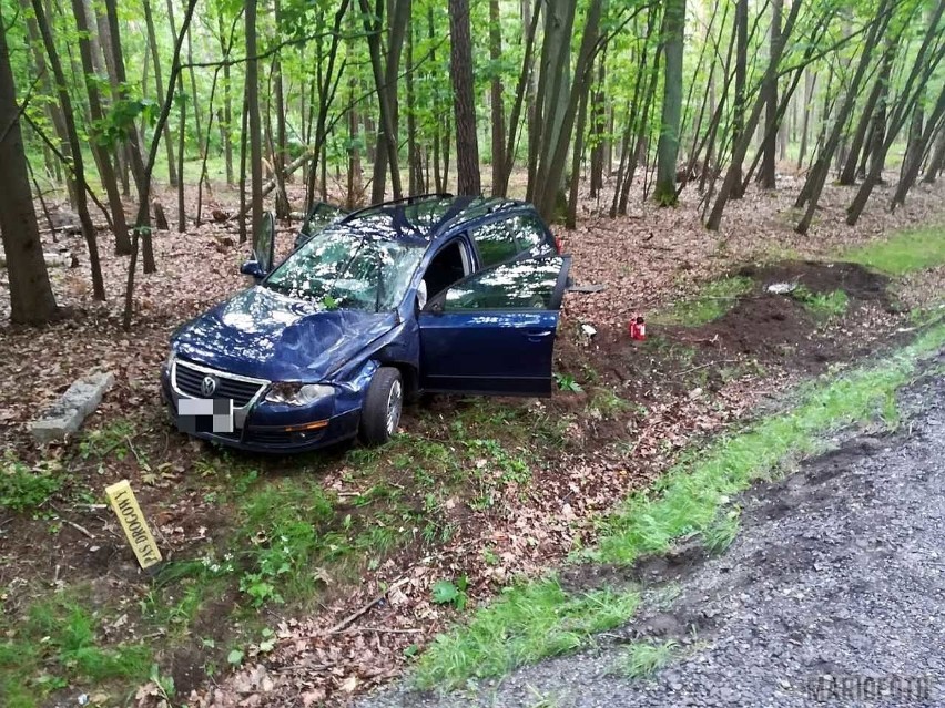 W Osowcu volkswagen wjechał do rowu.