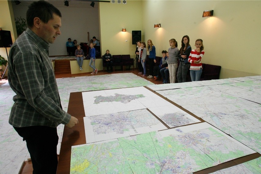 Od 11 lat ręcznie rysuje mapę Polski. Ma mieć 35 na 35 metrów (ZDJĘCIA)