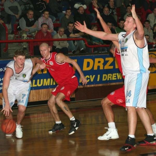 Koszykarze Stali Stalowa Wola (z piłką Marcin Malcherczyk, pierwszy z prawej Robert Grzyb) będą chcieli jak najszybciej zapomnieć o spotkaniu z Basketem Kwidzyn.