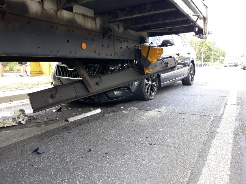 Wypadek na obwodnicy śródmiejskiej. Skoda wbiła się pod ciężarówkę (ZDJĘCIA)
