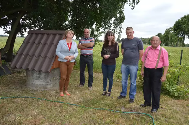 Ludzie w walce o wodociąg mają wsparcie gminnego radnego Andrzeja Lodzińskiego (po prawej)