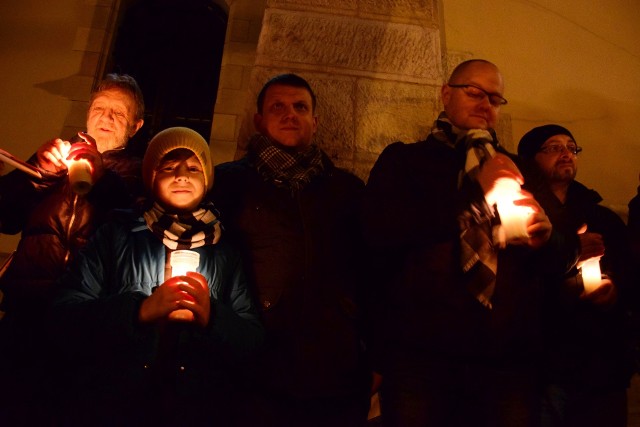 - Dziękuję wam ze te płomienie, bo te płomienie to wasze serca. One płoną wolnością - mówił w trakcie demonstracji pod sądem w Inowrocławiu poseł Krzysztof Brejza.Około 30 osób wzięło udział w demonstracji pod Sądem Rejonowym w Inowrocławiu przebiegającej pod hasłem "Wolne Sądy. Wolne Wybory. Wolna Polska". Uczestnicy zapalili znicze. W rękach trzymali Konstytucje RP.- Jestem tu, bo obawiam się, że zmiany, które chce wprowadzić PiS, prowadzą do obalenia trójpodziału władzy i wprowadzenia władzy absolutnej sprawowanej przez jednego człowieka - mówił nam Zdzisław Błaszak. Nie ukrywa, że spodziewał się, iż w proteście udział weźmie znacznie większa liczba inowrocławian. - Być może ludzie nie czują jeszcze, że ich wolność jest zagrożona. Informacji i dezinformacji na ten temat jest tak dużo, że popadają w zobojętnienie - komentował w rozmowie z nami.Na inowrocławski protest przybył prosto z Warszawy poseł Krzysztof Brejza. - Dziękuję, że są tutaj ludzie, którzy potrafią się spontanicznie zebrać w obronie wolności. Bo broniąc zasady trójpodziału władzy, jakkolwiek ta zasada nie brzmiałaby obco dla zwykłych obywateli, to jest podstawa wolności. Nie chcemy, żeby politycy wybierali nam sędziów. My chcemy sędziów niezależnych - przekonywał poseł.Więcej w materiale wideo: