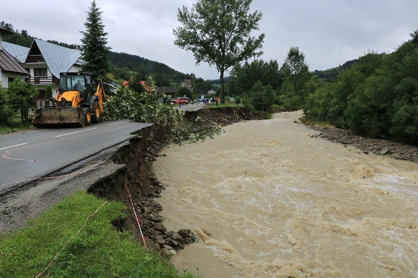 Katastrofalna sytuacja w Ochotnicy Górnej. Woda zniszczyła drogi i domy [ZDJĘCIA]