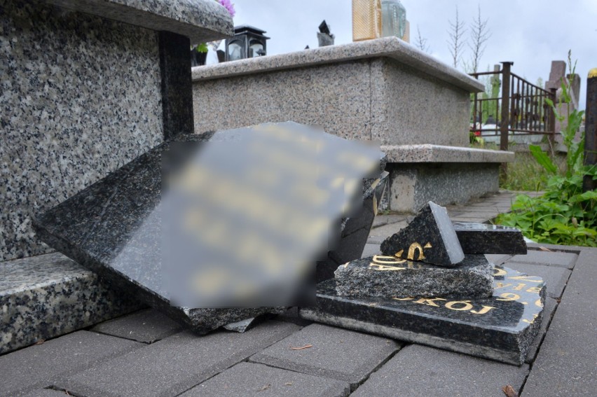 Wandale zniszczyli nagrobki na dwóch cmentarzach: w Odrowążu i Odrowążku. Policjanci badają sprawę