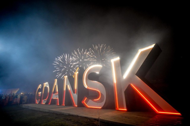 Napis "Gdańsk" rozbłysł w biało-czerwonych barwach, 10 listopada 2017.