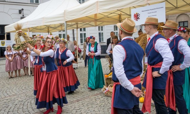 Mieszkańcy Strużala i muzycy zespołu Polskie Kwiaty śpiewali ludowe piosenki i tańczyli wokół wieńca