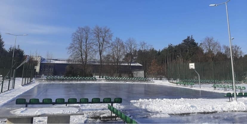 W Białobrzegach jest lodowisko na stadionie, jak za dawnych lat. Pędź pojeździć póki jest mróz!