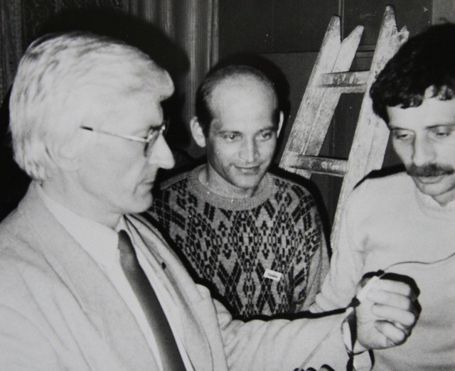 9 maja 1989 - Jerzy Lisiecki trzyma w rękach znaleziony podsłuch.