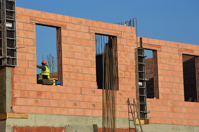 Wznoszenie wielickiego dworca rozpoczęto z niemal rocznym poślizgiem, spowodowanym komplikacjami na etapie prac projektowych. Natomiast prace budowlane idą już ekspresowo