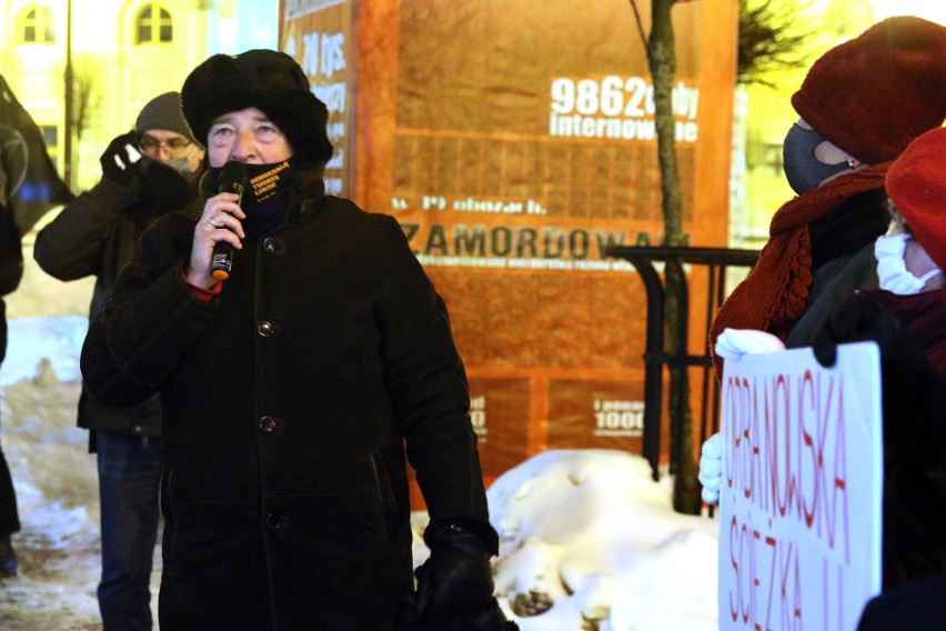 Podatek od mediów: Efekt działań Prawa i Sprawiedliwości, to nie będzie wyrównanie poziomu. Protest przed siedzibą PiS w Lublinie