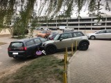 Poznań: Wyjeżdżała z parkingu - skasowała znak i inne auto! [ZDJĘCIA]