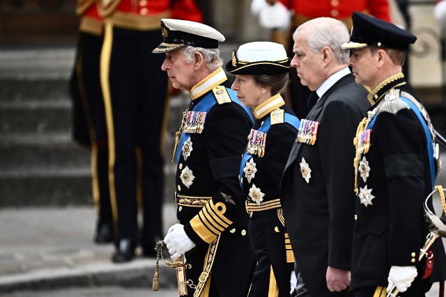 Od lewej strony: Książe Karol, Księżna Anna, Książe Andrzej, Książe Edward