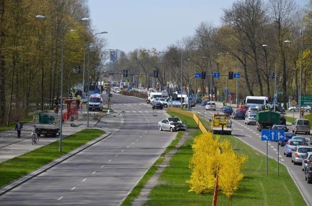 Do wypadku doszło w kwietniu 2015 roku. 26-latek, pędząc BMW, staranował aż osiem aut.