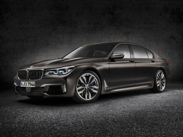 BMW M760Li xDriveSwoją polską premierę będzie miało nowe BMW M760Li xDrive, topowa wersja napędzana przez 12-cylindrowy silnik benzynowy M Performance TwinPower Turbo, który generuje moc 600 KM i rozpędza auto od 0 do 100 km/h w 3,9 sekundy.Fot. BMW