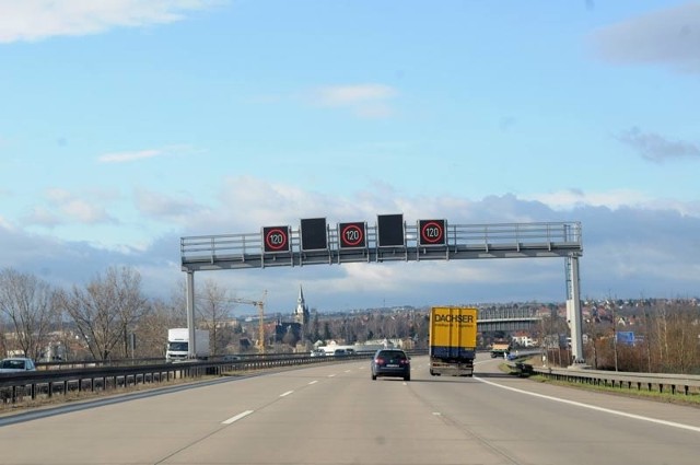 Na autostradach niemieckich nie ma ograniczeń prędkości. Możemy jechać, ile silnik wyciągnie. Ale jeśli przed nami pojawia się znaki ograniczające prędkość, to radzimy zwolnić. Jeśli tego nie zrobimy, możemy zapłacić dotkliwy manda