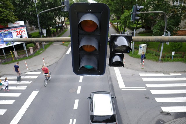 Poseł Paweł Szramka z Brodnicy zwrócił się do ministerstwa infrastruktury z propozycją zmian nadawania sygnałów świetlnych na drogach. Wszystko po to, aby poprawić bezpieczeństwo.