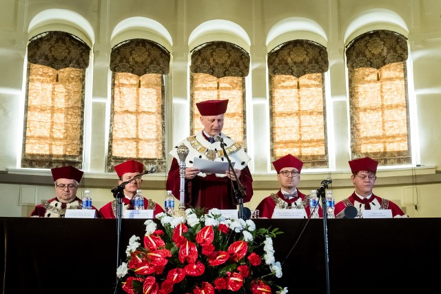 W czwartek odbyła się uroczystość z okazji 50-lecia Uniwersytetu Kazimierza Wielkiego w Bydgoszczy, połączona ze Świętem Uczelni.ZAPRASZAMY DO OBEJRZENIA ZDJĘĆObchody rozpoczęły się o godz. 9 złożeniem kwiatów pod pomnikiem Kazimierza Wielkiego przy Wałach Jagiellońskich. Godzinę później w Sali Koncertowej Collegium Copernicanum odbyło się uroczyste posiedzenie Senatu UKW, podczas którego najbardziej zasłużeni pracownicy uczelni wyróżnieni zostali medalami i odznaczeniami. Tego dnia odbyły się także promocje habilitacyjne i doktorskie.Zobacz nasz nowy program: "Dojrzalsi" (odcinek 2)