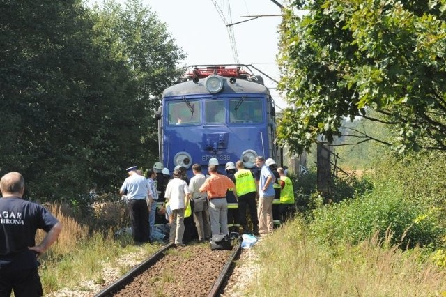 Schodnia kolo Ozimka: Skoda octavia wjechala pod pociąg pospieszny na niestrzezonym przejeLdzie. Zginąl 47-letni kierowca i jego 9-letni syn.