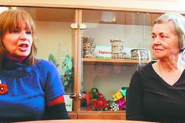 Zdaniem Teresy Spalińskiej (od lewej) i Alicji Kozłowskiej pozbywanie się mieszkania w zamian za dodatek do emerytury może być bardzo niekorzystne dla osób mających rodzinę