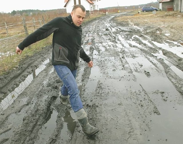 Obok powstającego właśnie domu Tomasza Guzowskiego jest feralny odcinek ul. Rodła. Trudno tu przejść suchą nogą, a samochody się zakopują