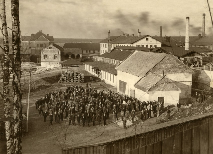 Pracownicy fabryki w 1925 roku.