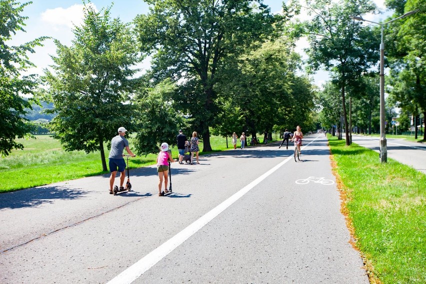 Kraków. Tłumy spacerowiczów na Błoniach. Skorzystali z pięknej pogody [ZDJĘCIA]