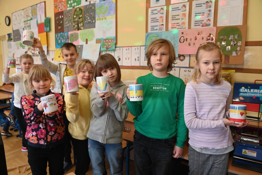 Dzieci z Gdyni własnoręcznie przygotowały prezenty dla uchodźców z Ukrainy. "To gest płynący prosto z serca" 