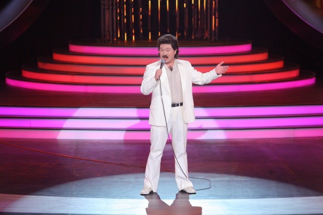 Bilguun Ariunbaatar w 1 odcinku wcielił się w rolę Krzysztofa Krawczyka i zaśpiewał utwór "Jak minął dzień"