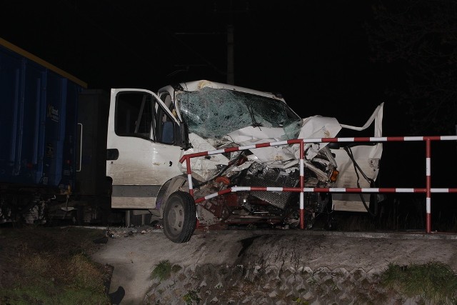 Wypadek w Rytwianach. Iveco zostało zmiażdżone przez lokomotywę.