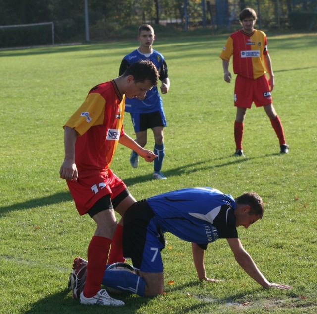 Piłkarze Tłoków Gorzyce (koszulki w pasy), po dobrym meczu pokonali San Kłyżów, przełamując fatalna passę.