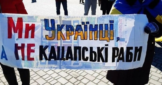 Zachód zapewnia, że nie uzna nielegalnej aneksji terytoriów Ukrainy. Na zdjęciu: Transparent z napisem "Jesteśmy Ukraińcami, nie rosyjskimi niewolnikami" użyty podczas jednej z demonstracji w okupowanym przez Rosjan Chersoniu