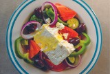 Horiatiki czyli sałatka z fetą prosto z Grecji. Prosty przepis na rozchwytywaną grecką przystawkę