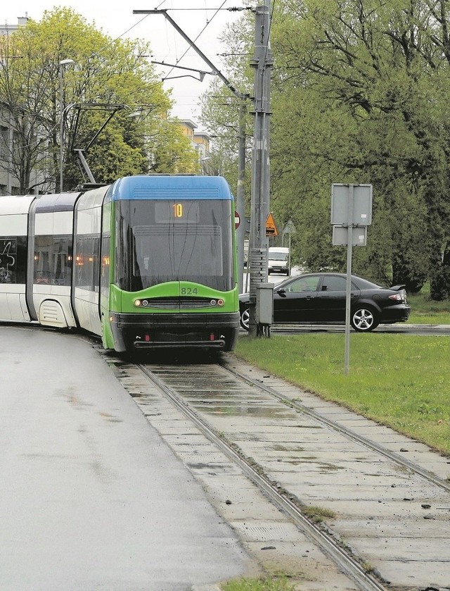 Dziś tramwaje 8 i 10 skręcają w lewo, na pętlę przy Kwiatowej. Aby dojechać do nowej pętli przy CH Ster będą jechać prosto.