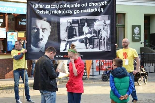 Rynek Staromiejski to w Toruniu stałe miejsce manifestacji „aborcyjnych”