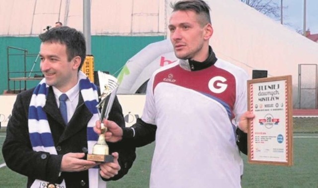 Mateusz Pawłowicz (Garbarnia) odbiera trofeum za trzecie miejsce z rąk prezydenta Mielca Daniela Kozdęby