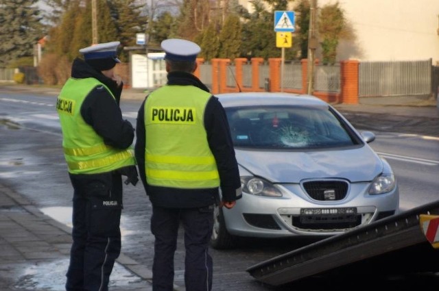 W sobotę po południu, 5 grudnia, miał miejsce wypadek na ulicy Częstochowskiej w Kaliszu. Samochód osobowy potrącił 80-letnią pieszą, która przechodziła przez jezdnię po pasach. Kobieta w ciężkim stanie została przewieziona do szpitala.