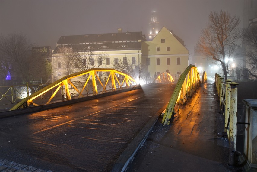 Sylwester 2020 w Opolu we mgle. Ulice świecą pustkami, ale...