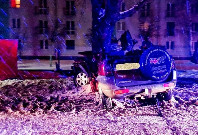Wypadek w Sosnowcu na ulicy Baczyńskiego. Samochód uderzył w drzewo. Kierowca zginął na miejscu.Zobacz kolejne zdjęcia. Przesuwaj zdjęcia w prawo - naciśnij strzałkę lub przycisk NASTĘPNE