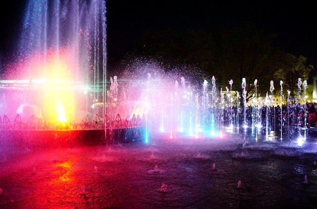 Kolorowe widowisko świateł, dźwięku i wody, czyli pokazy fontanny multimedialnej w Lublinie to stały punkt wakacyjnych spacerów po Placu Litewskim.