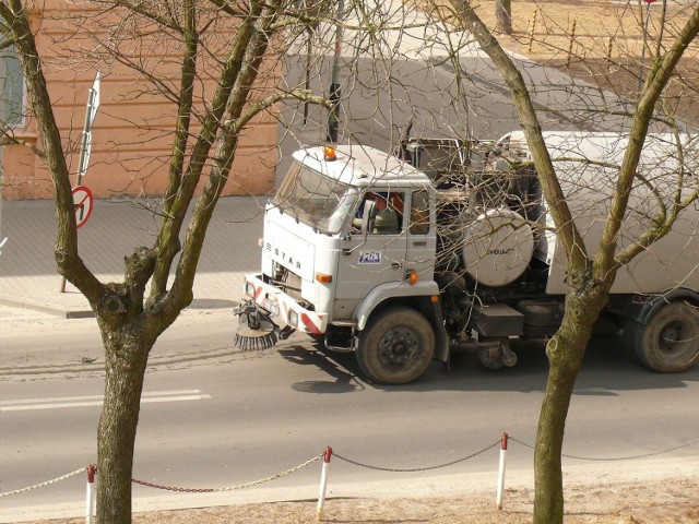 Ciężarowe auto z osprzętem do sprzątania ulic.