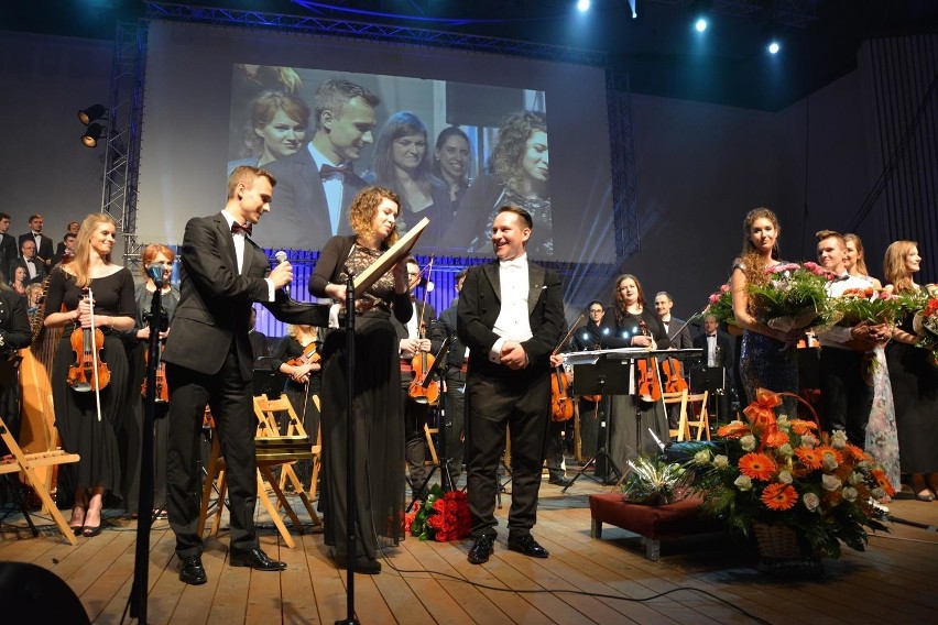 Koncert Muzyki Filmowej w Żywcu. Pianista oświadczył się koncertmistrz orkiestry [ZDJĘCIA]