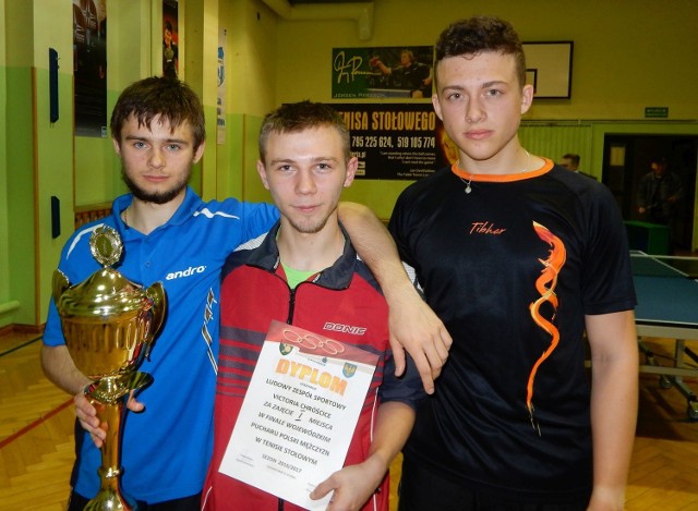 Triumfator Pucharu Polski Victoria Chróścice. Od lewej: Dawid Połoszczański, Daniel Morawiec i Patryk Gamrot.