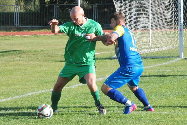 Fragment ostatniego meczu ligowego, Neptuna Końskie z Kamienną Brody. Z prawej piłkarz Neptuna Dominik Szymkiewicz 