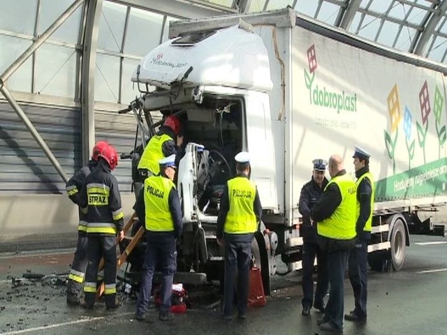 Pięcioro uczniów III LO w Łomży trafiło do szpitala po wypadku, do jakiego doszło w Warszawie. Ciężarówka uderzyła w autokar.