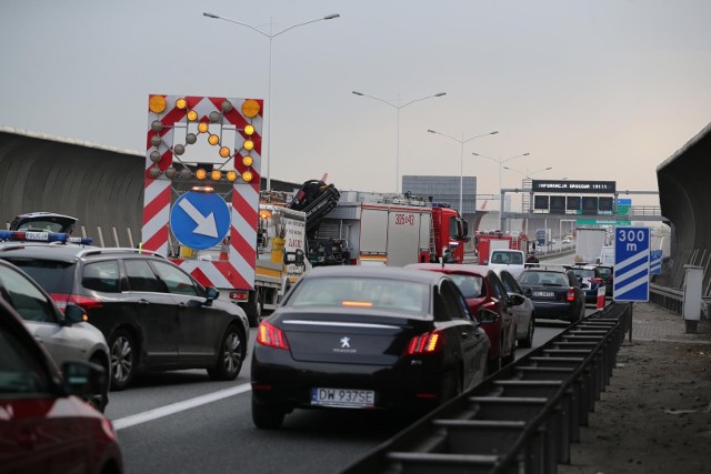 Duże korki po karambolu na autostradowej obwodnicy Wrocławia. Zderzyły się tam 3 auta osobowe i ciężarówka