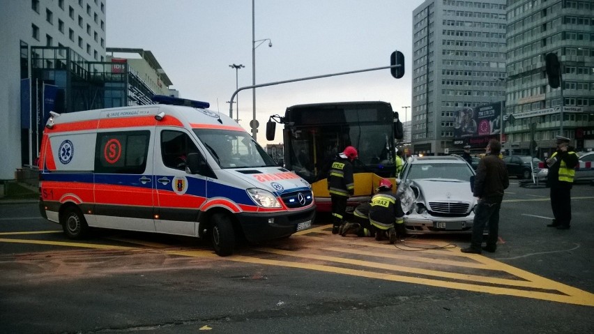 Wypadek na trasie W-Z! Autobus MPK zderzył się z mercedesem. Są ranni [zdjęcia]