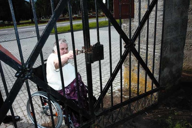 Ludwika Smoleńska-Perkowska chciałaby wjechać na cmentarz w Wasilkowie, ale główna brama jest zamknięta. Twierdzi, że dwie pozostałe również są zamykane.