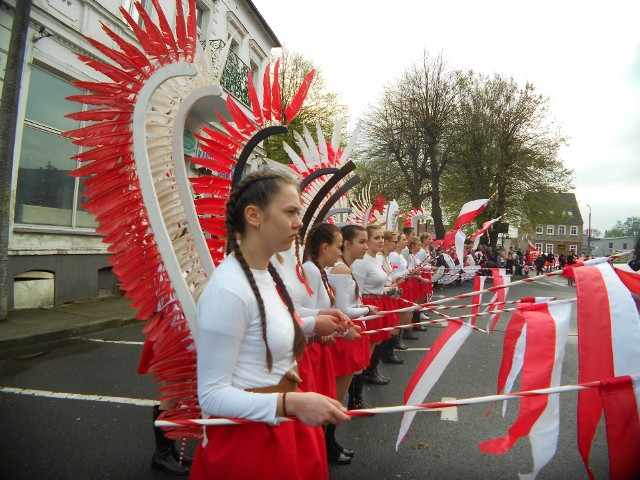 Dziewczęta przebrały się w biało–czerwone stroje husarek