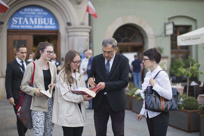 Noblista znalazł też czas na to, by po spotkaniu rozdawać...